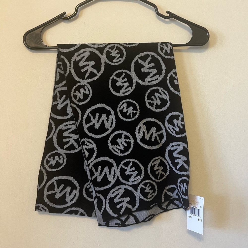 NWT Michael Kors Signature Logo Scarf